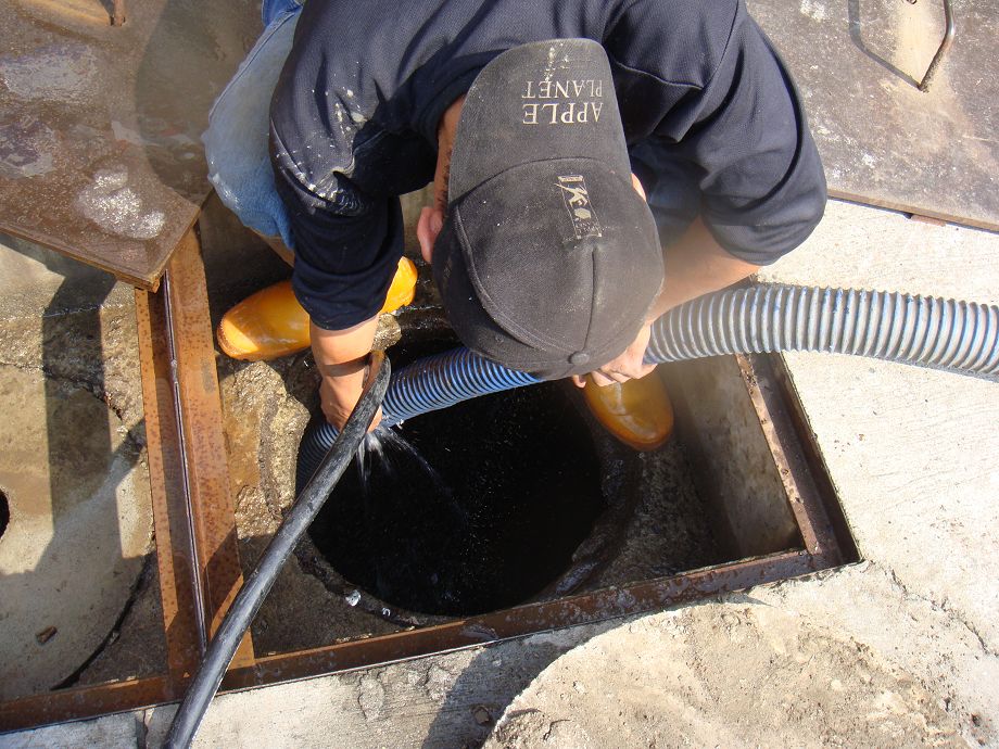 清理加油站的化糞池