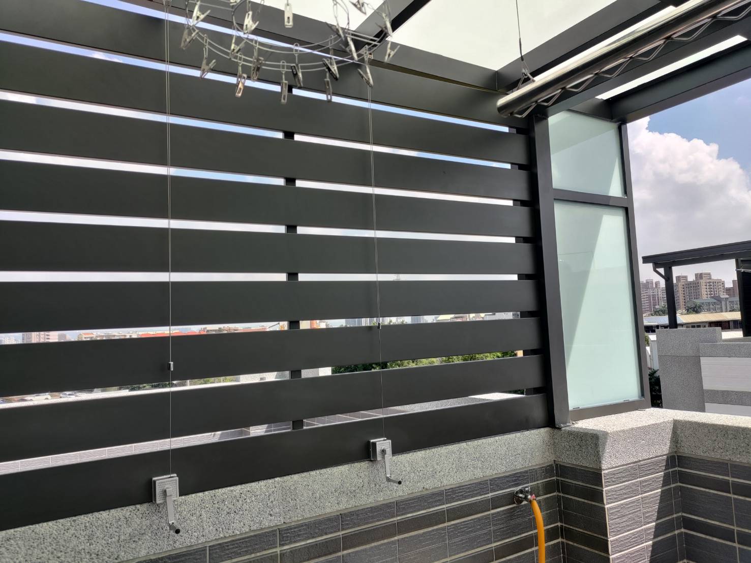 格柵搭配白膜玻璃