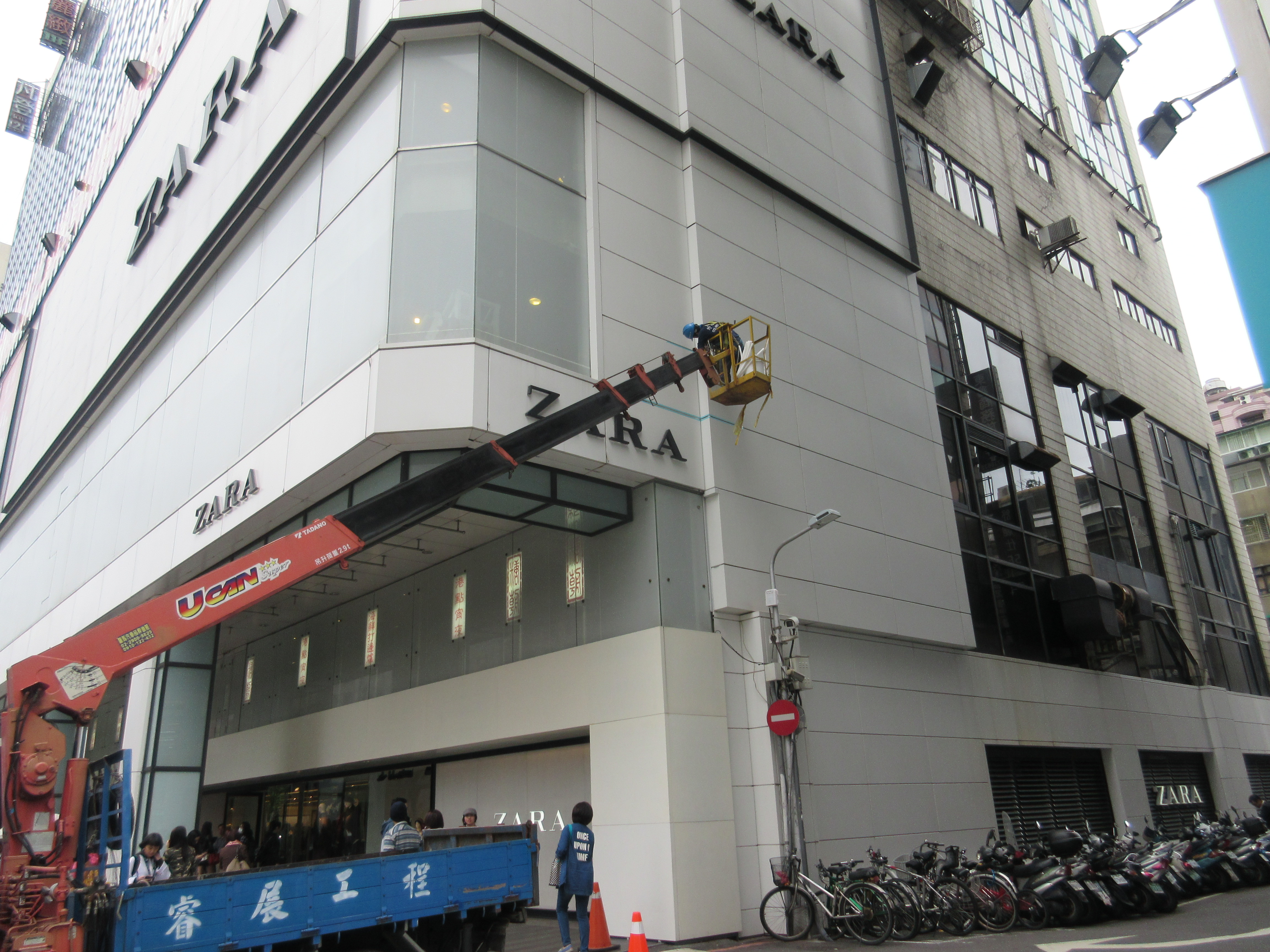 忠孝-統領百貨-滲水修繕施工照