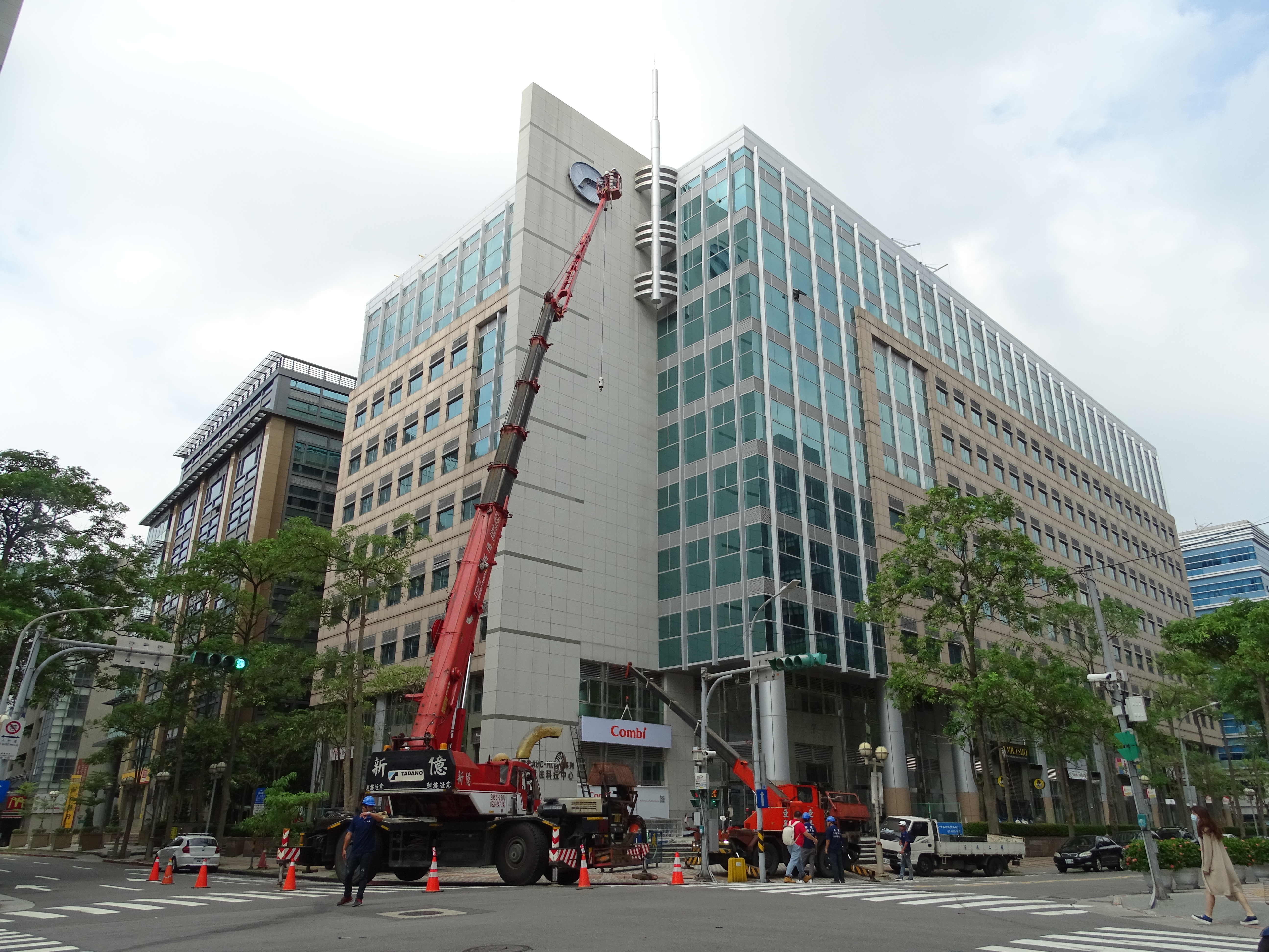 爾法科技-外牆矽膠修繕工程