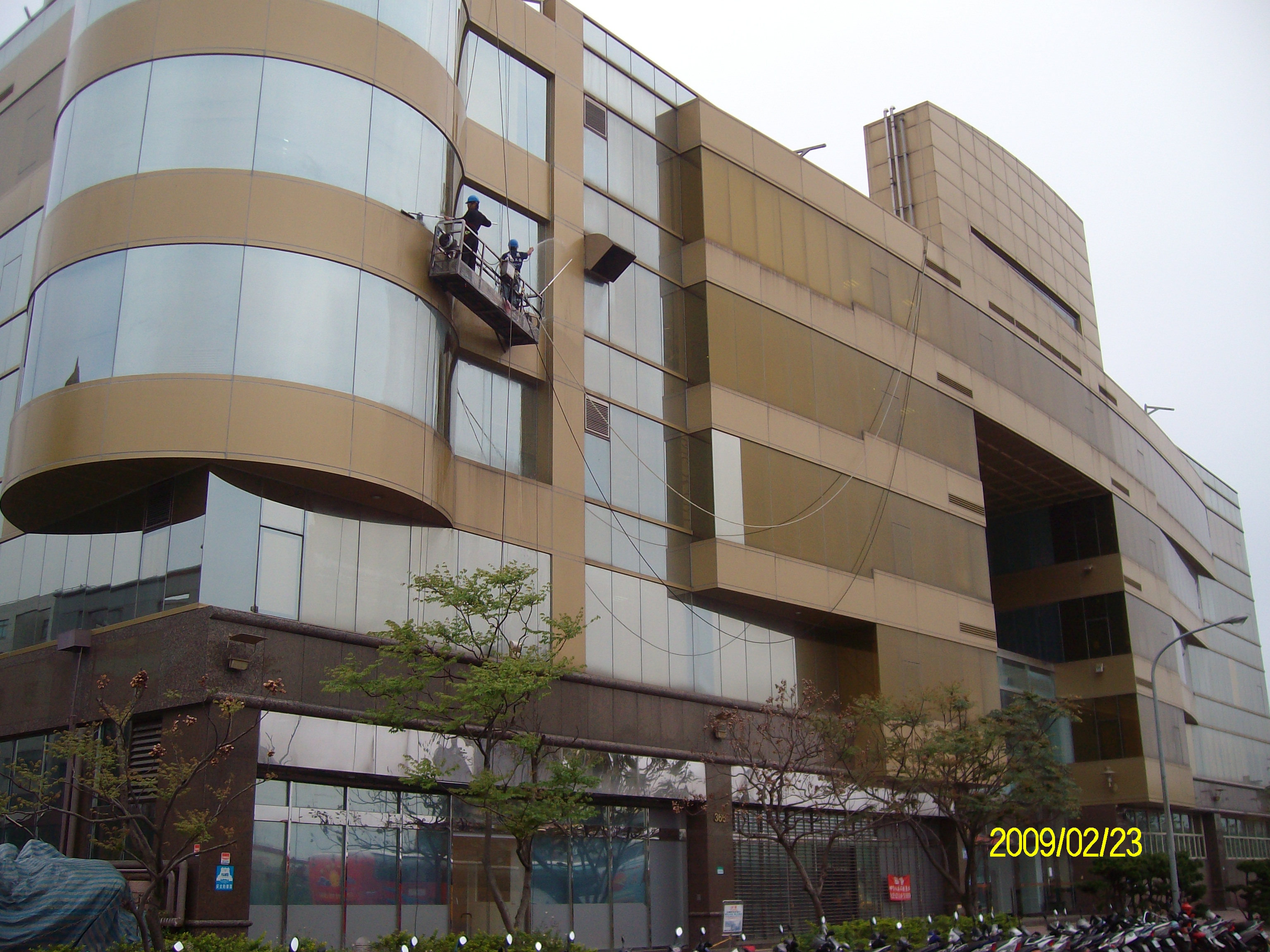 金屬鈑帷幕外牆清洗