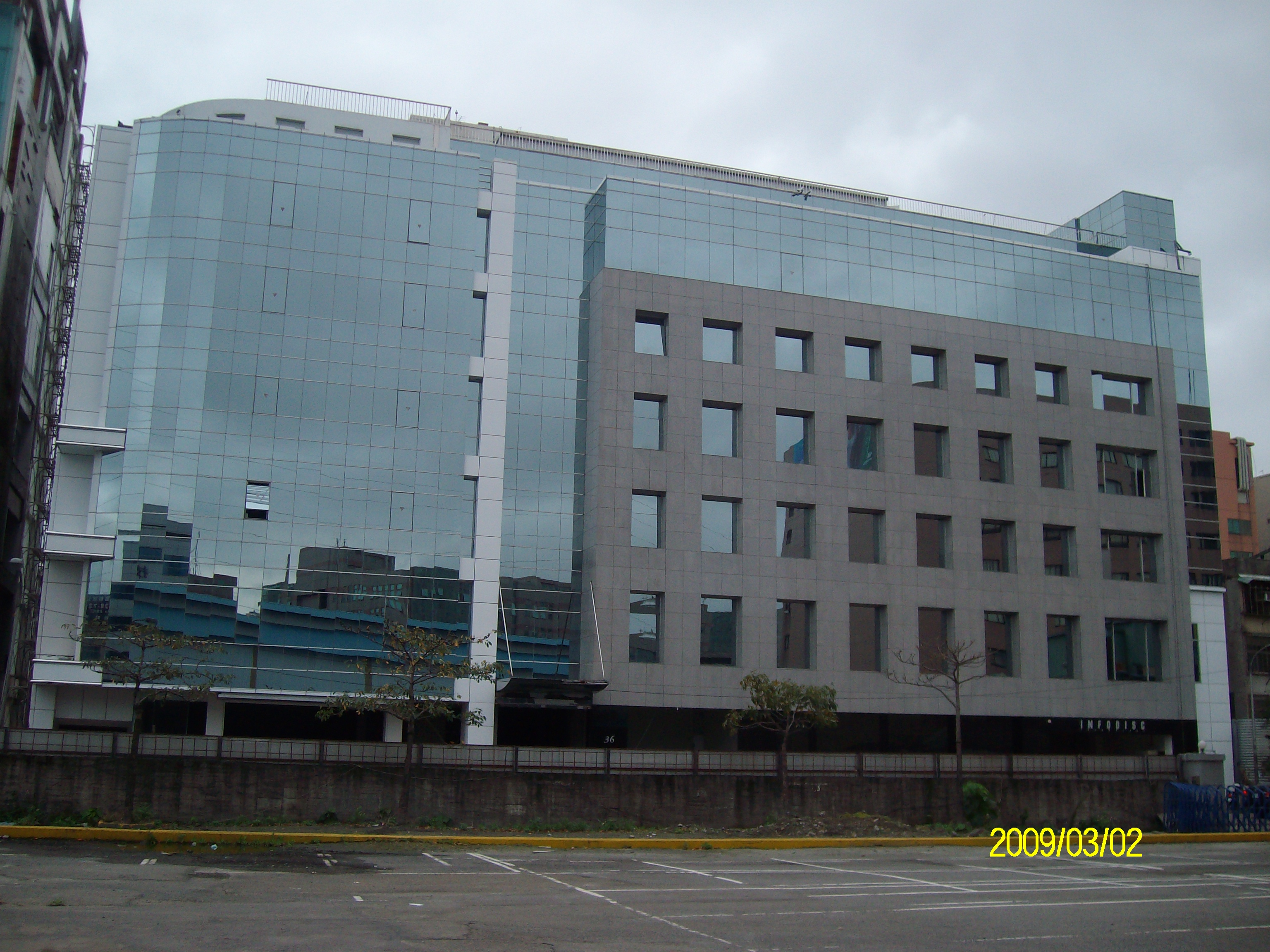 玻璃帷幕外牆清洗