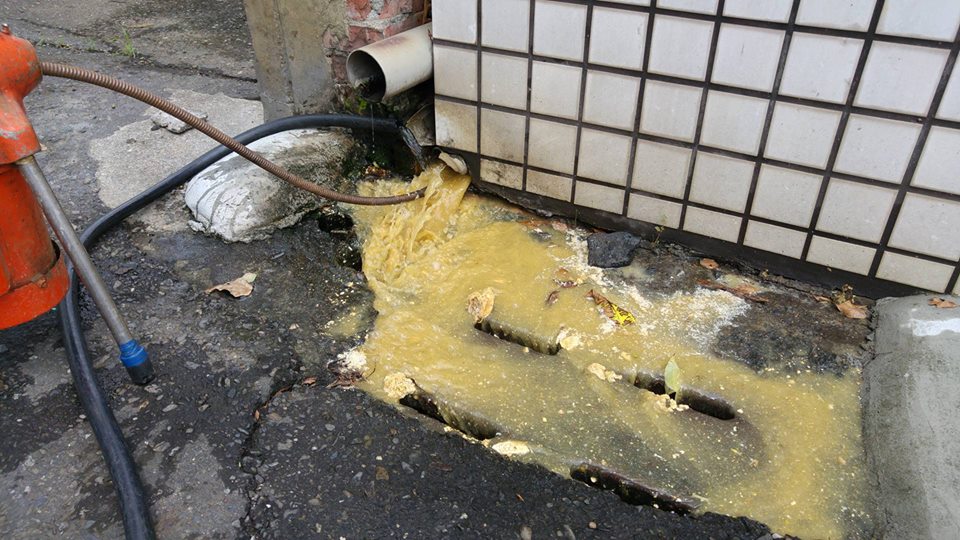 廚房排水卡油垢