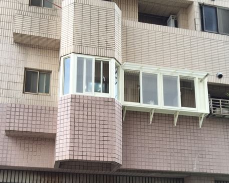 陽台窗與全新落成屋