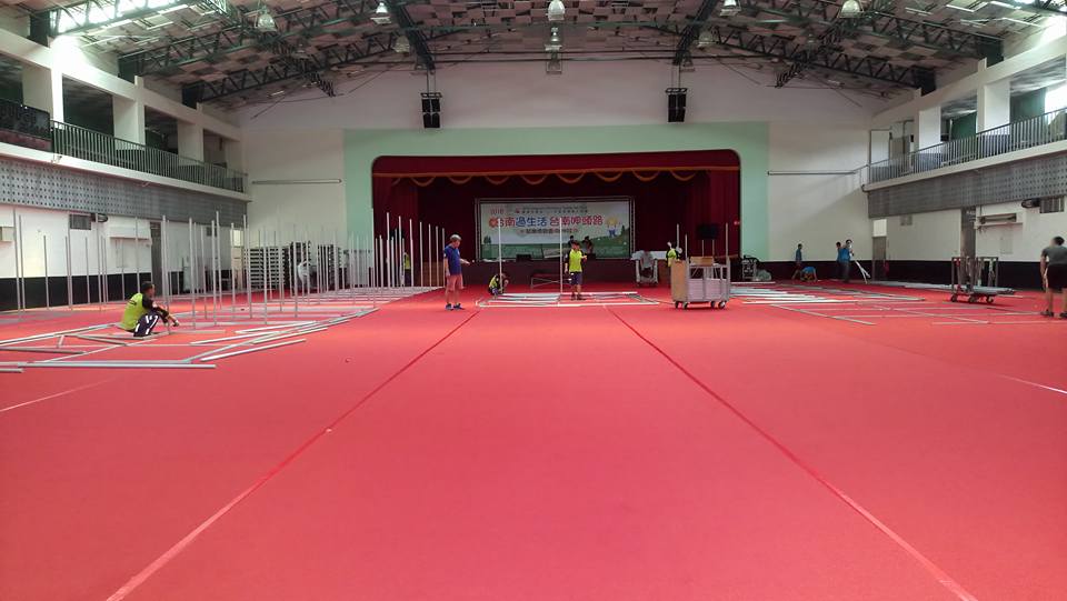 台南就業博覽會紅地毯鋪設04