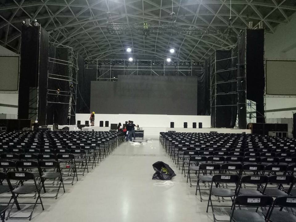 企業活動舞台白色地毯鋪設02