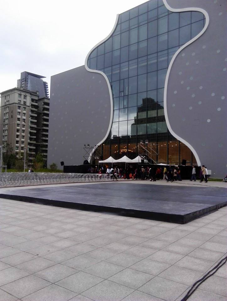 台中歌劇院舞台板地毯鋪設01