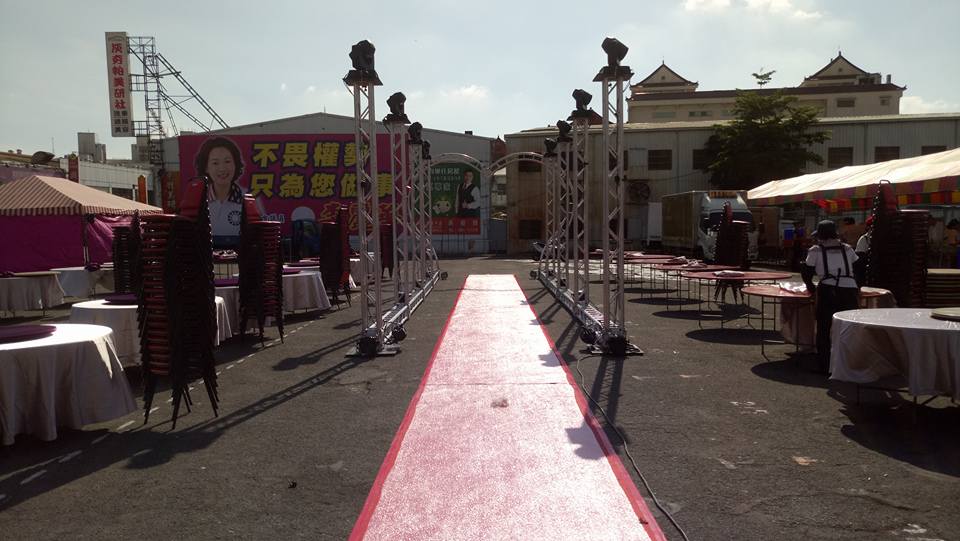 戶外婚禮紅地毯鋪設02