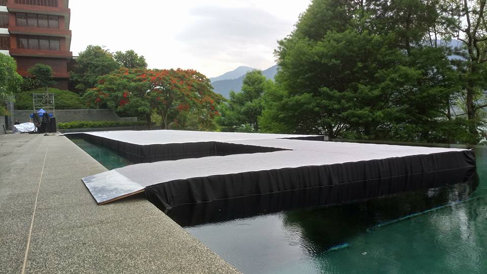 涵碧樓演場會水上舞台地毯鋪設03