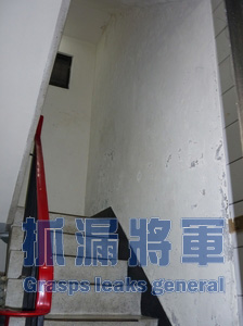 公寓梯間牆面壁癌