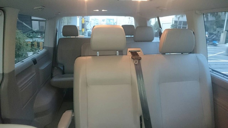 8人座商務車-內裝