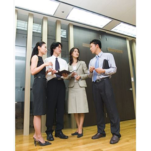 定期提供報表並與公司相關人員討論