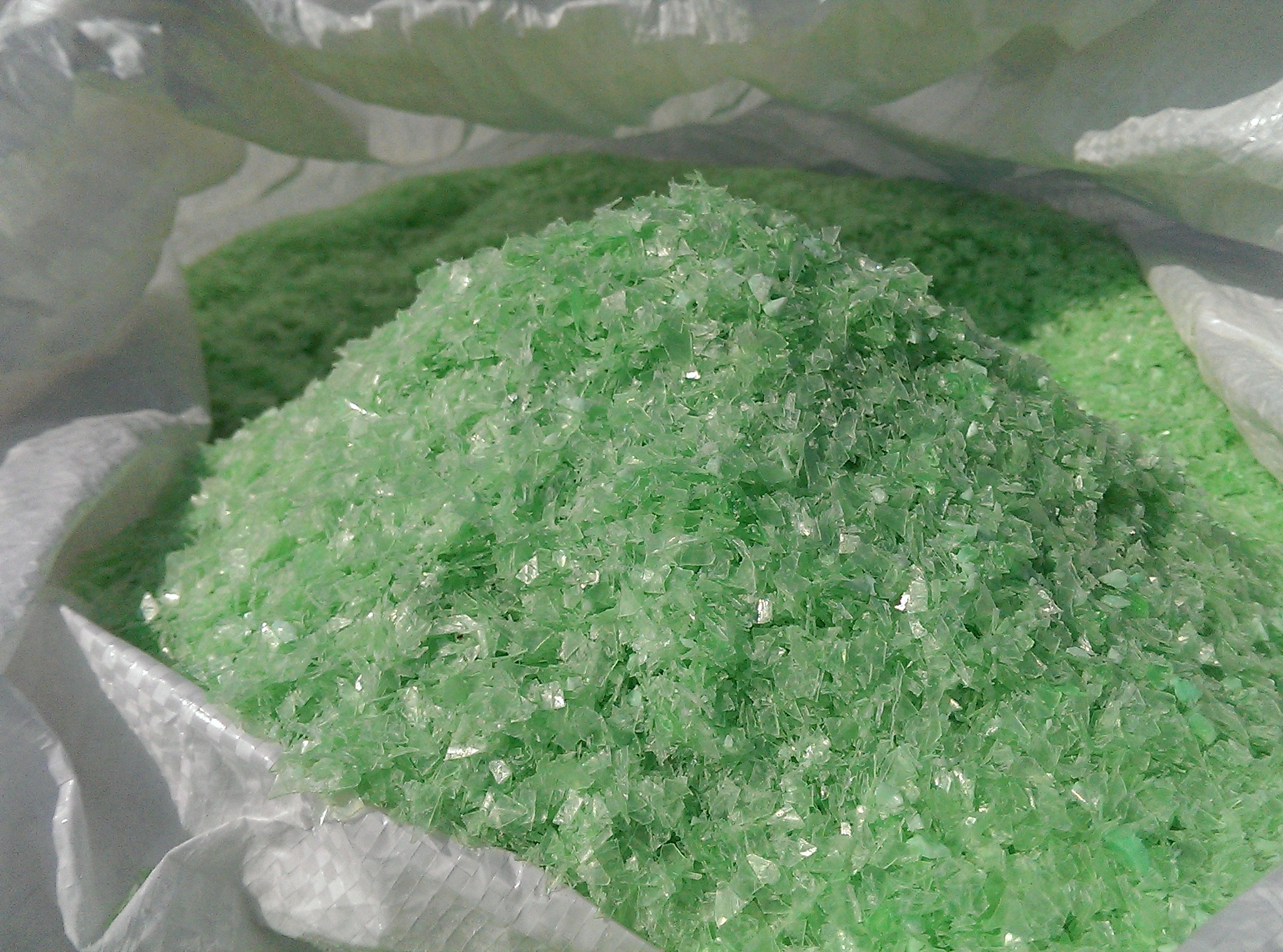 塑膠廢料回收-綠空瓶粉碎料-2