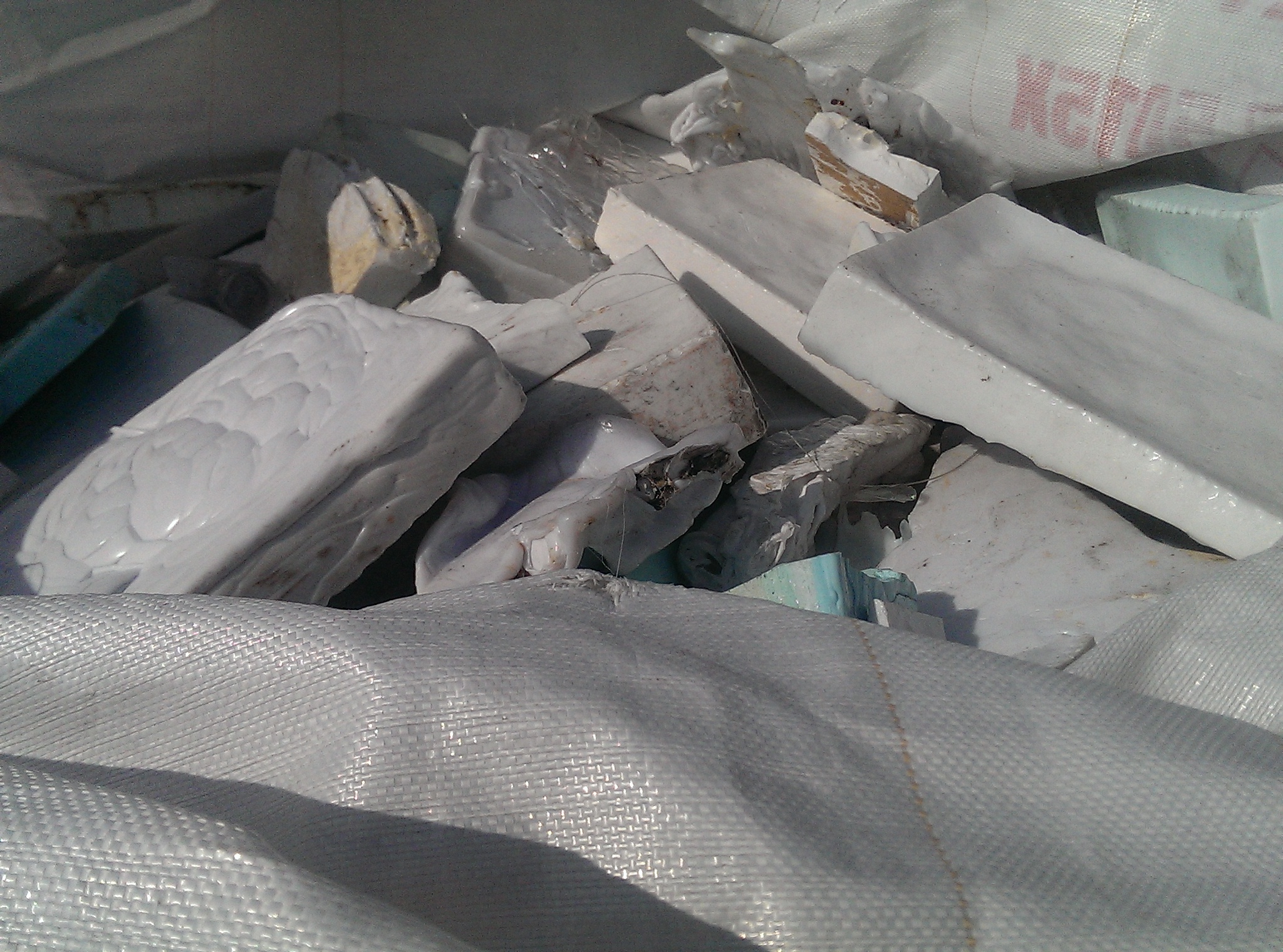 塑膠廢料回收-白色料塊-2