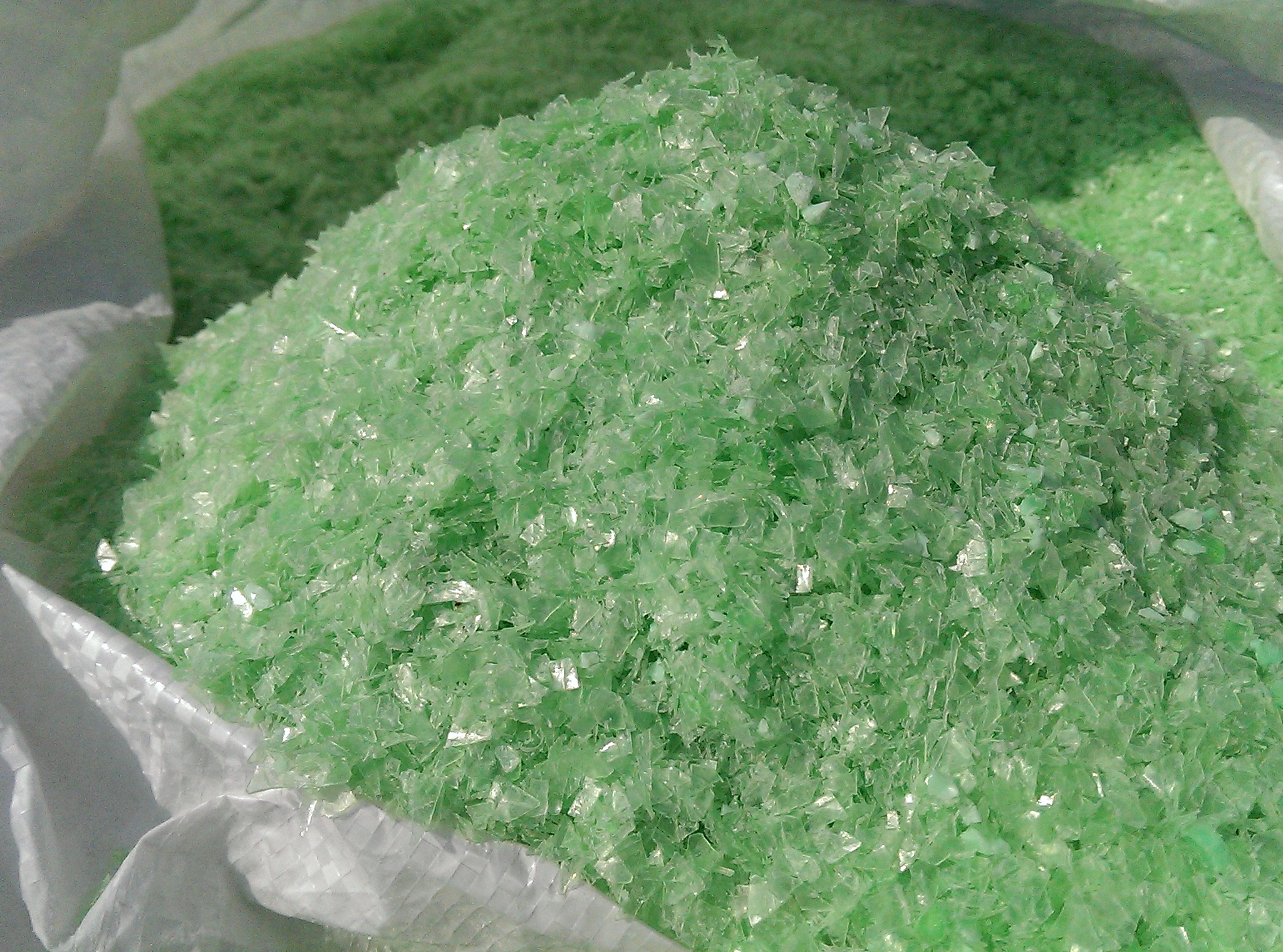 塑膠廢料回收-綠空瓶粉碎料-1