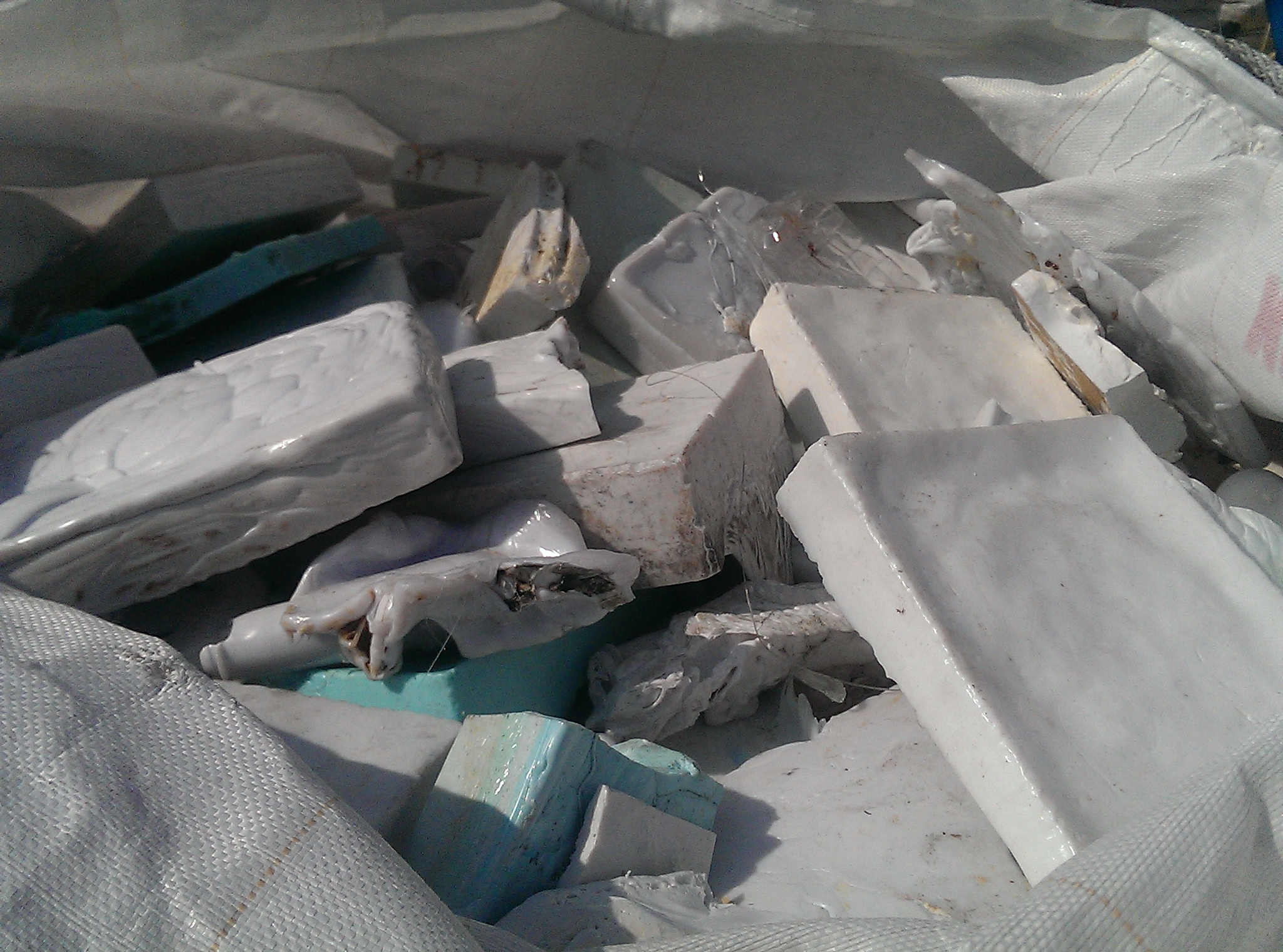 塑膠廢料回收-白色料塊-1