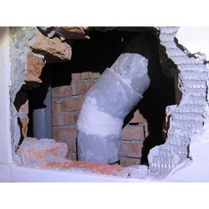 使用塑鋼土修補裂縫處