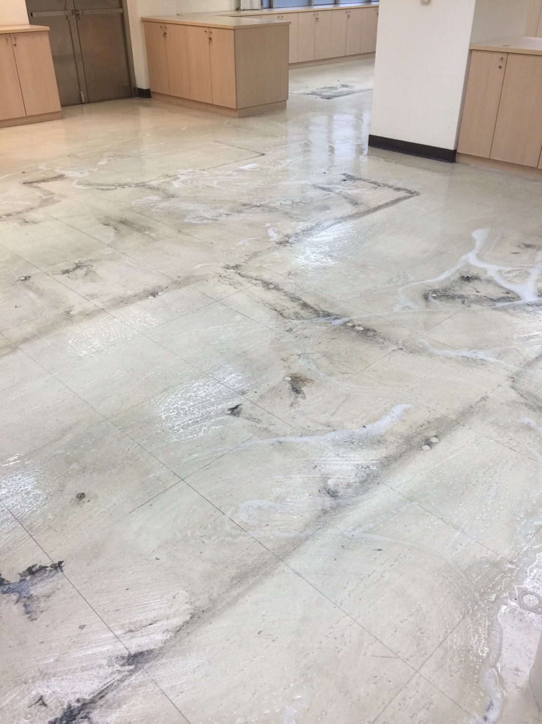 PVC塑膠地板清潔前