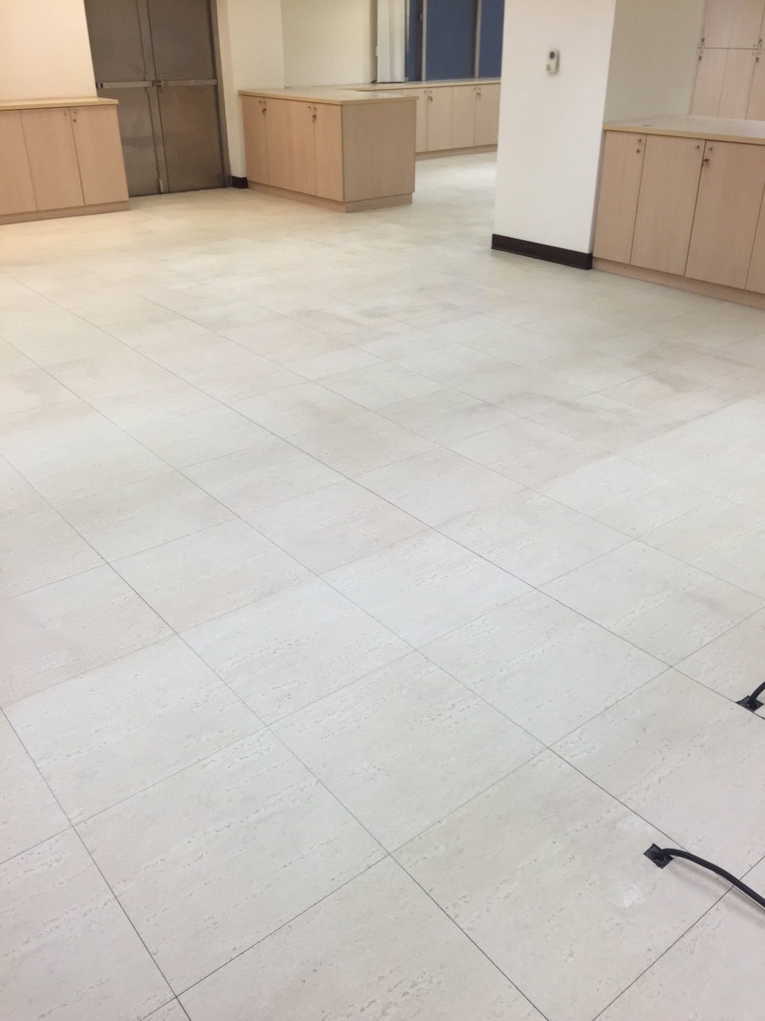 PVC塑膠地板清潔後