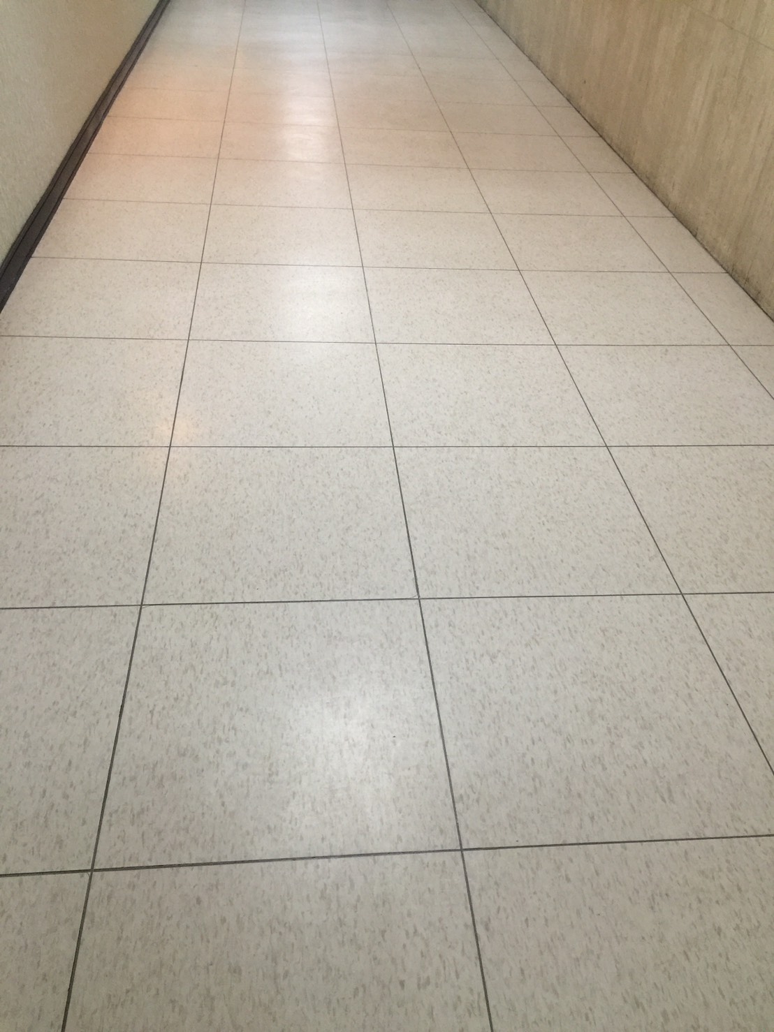 PVC塑膠地板打蠟前