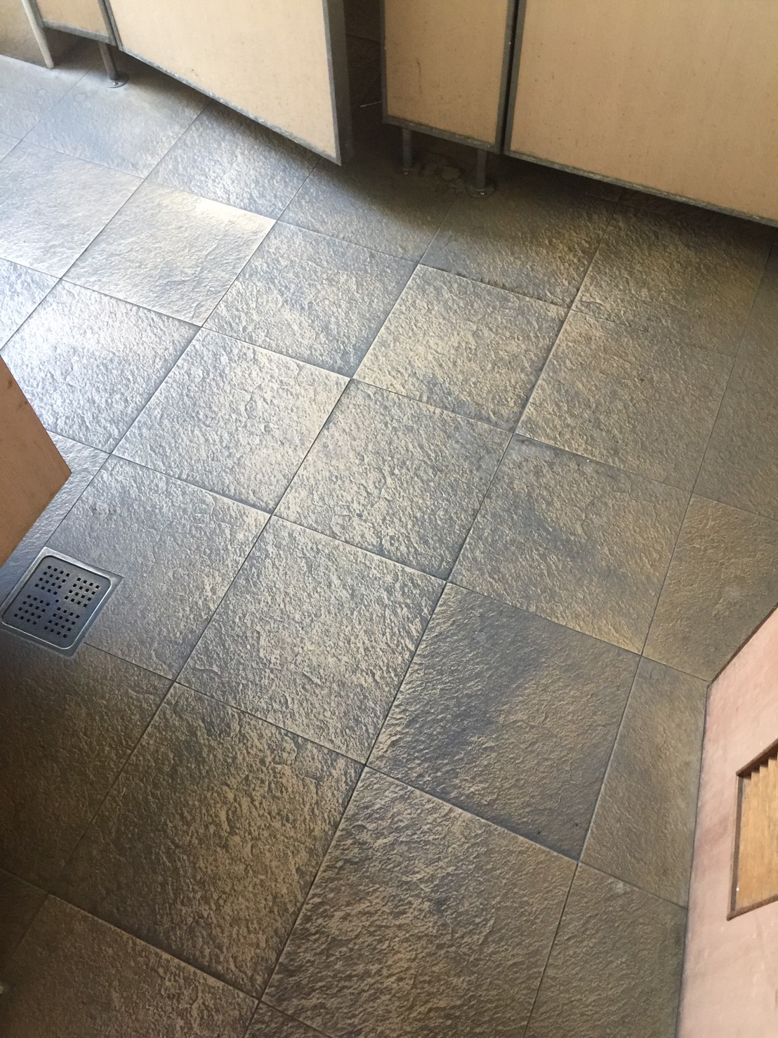 廁所地磚清洗前