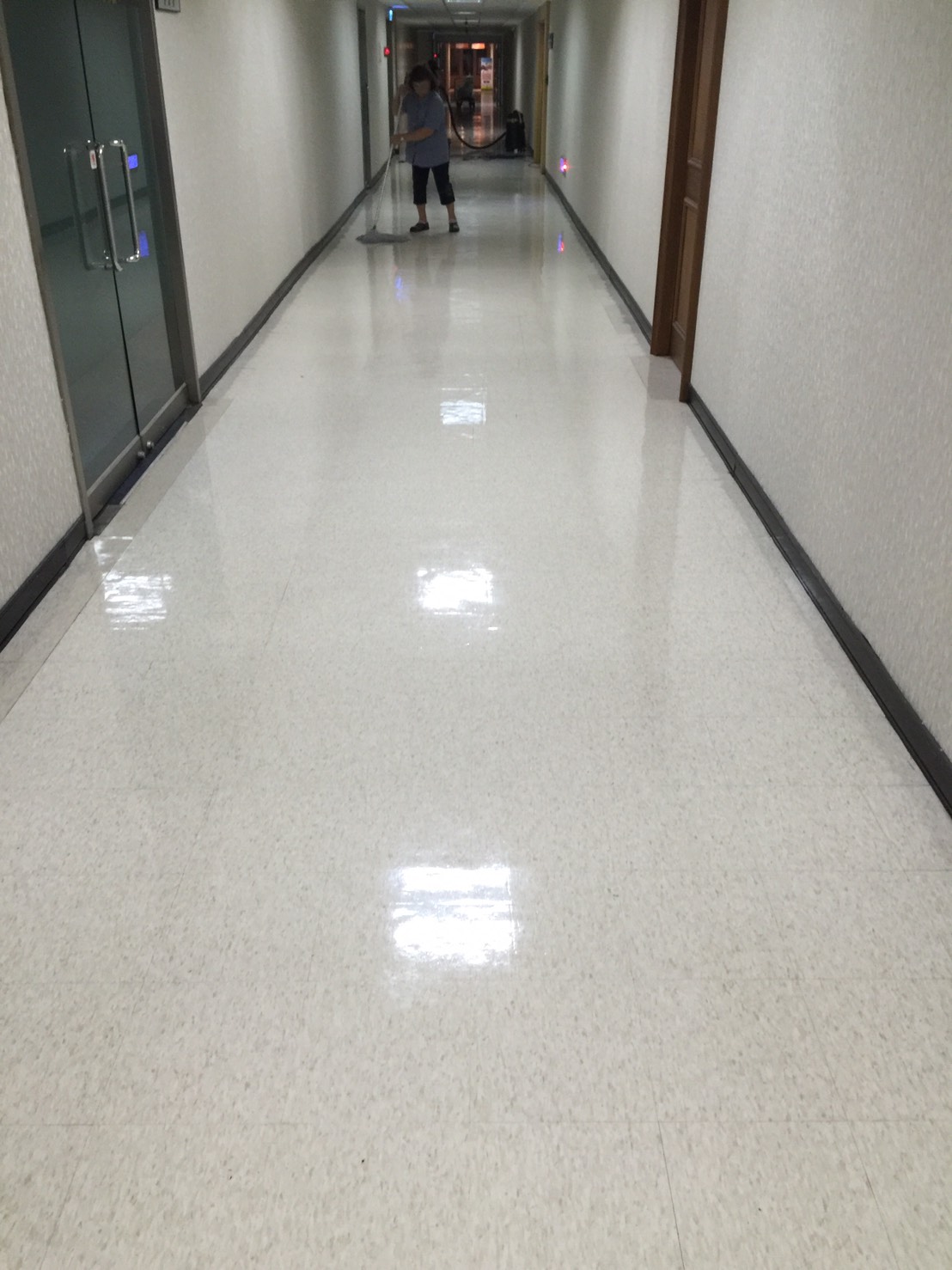 PVC塑膠地板清潔後
