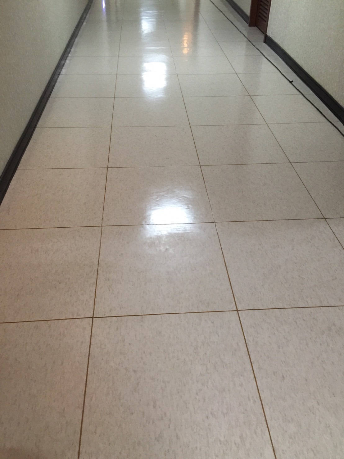 PVC塑膠地板清潔後