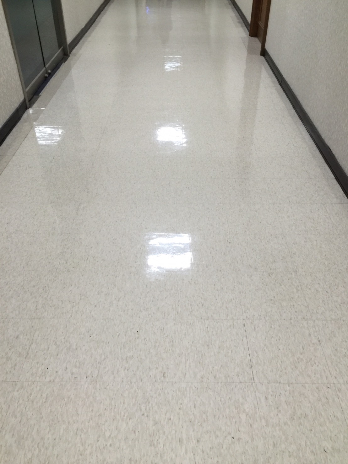 PVC塑膠地板打蠟後