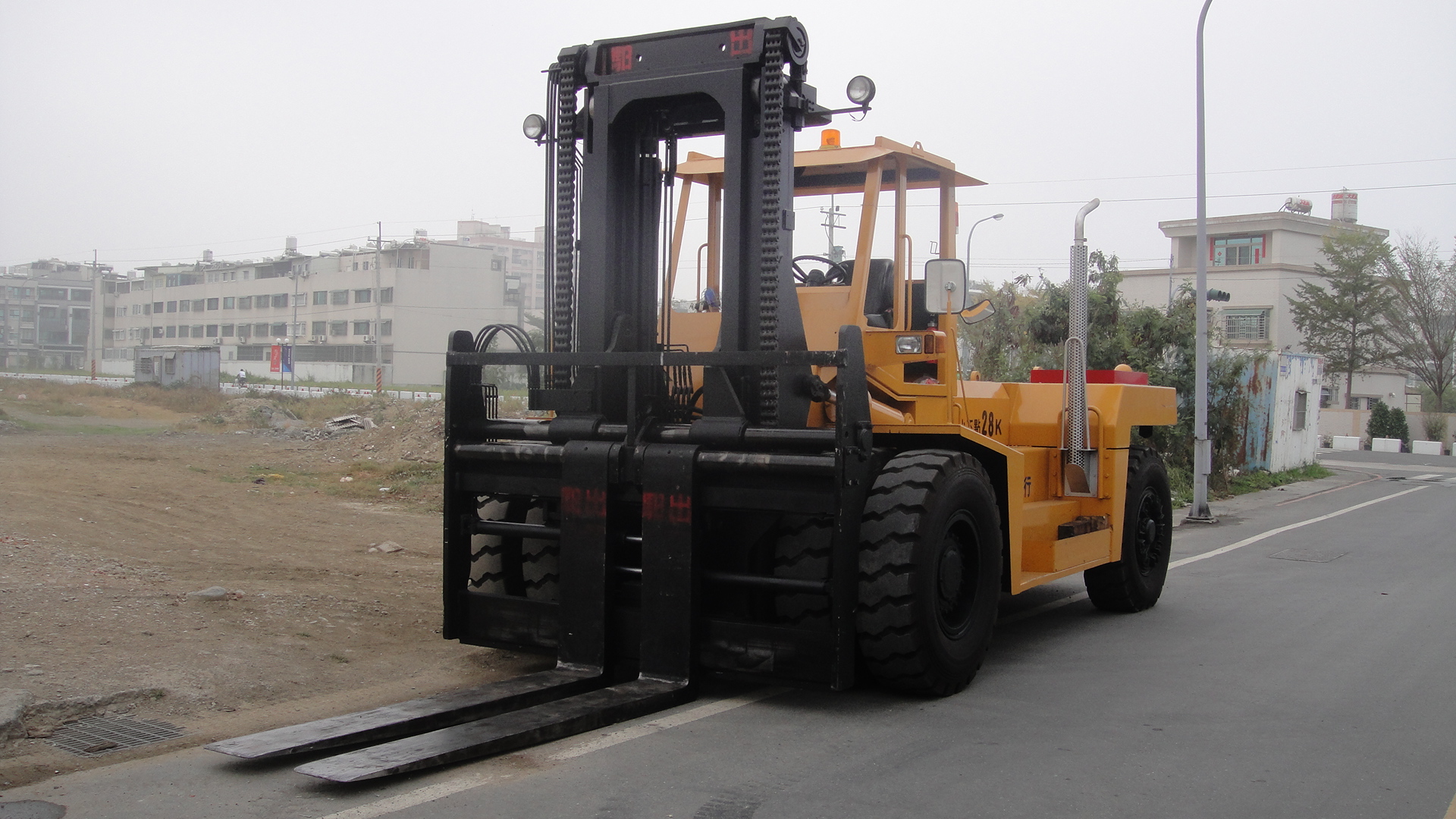 車身高度3米76負重25噸