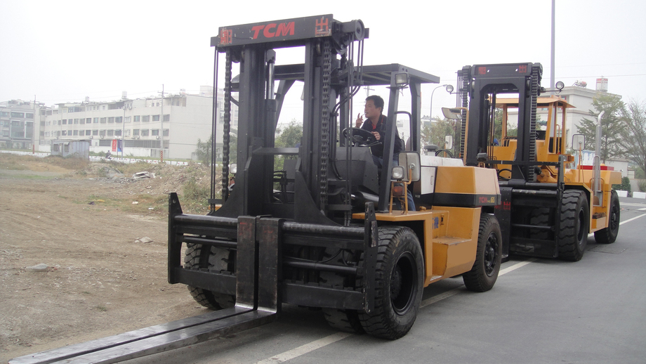 車身高度2米86負重15噸