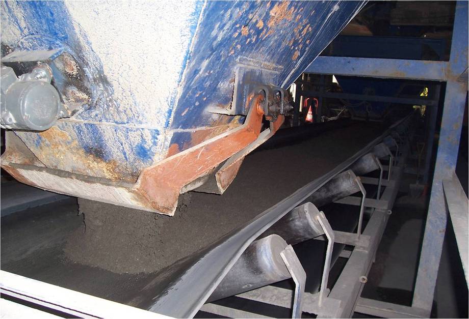 粗、細骨材磅秤後入輸送帶