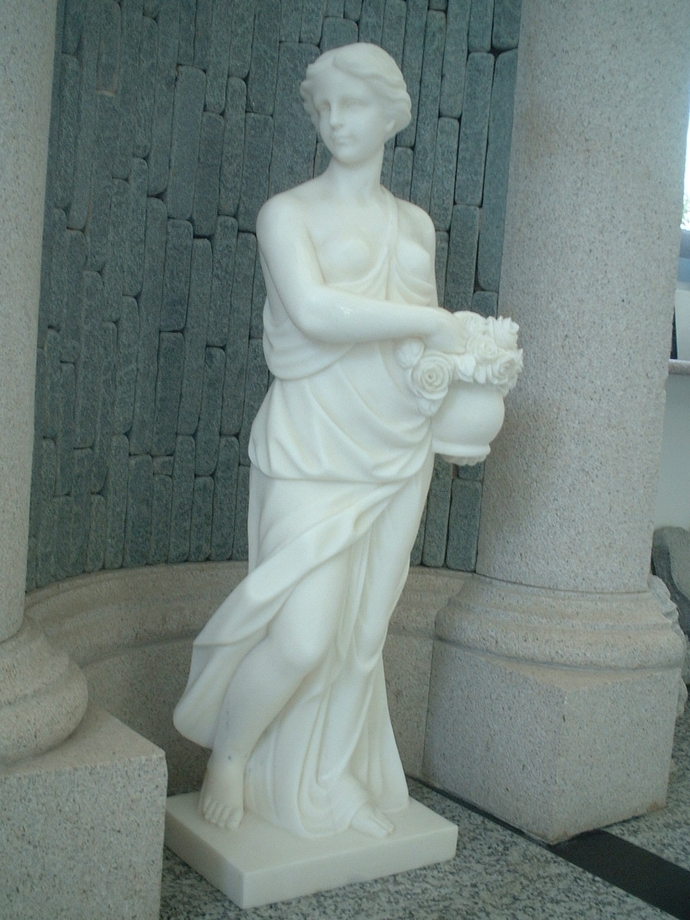 拿著花瓶的女生