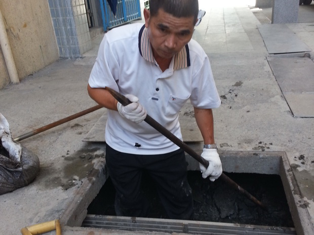 學校通暗溝,清淤泥