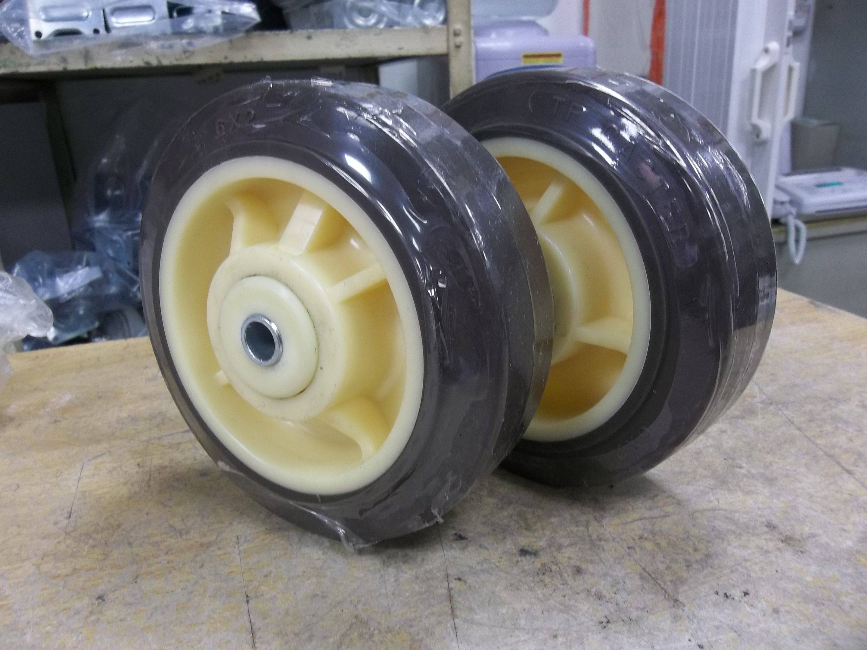 32-6深咖啡TPR空輪-1