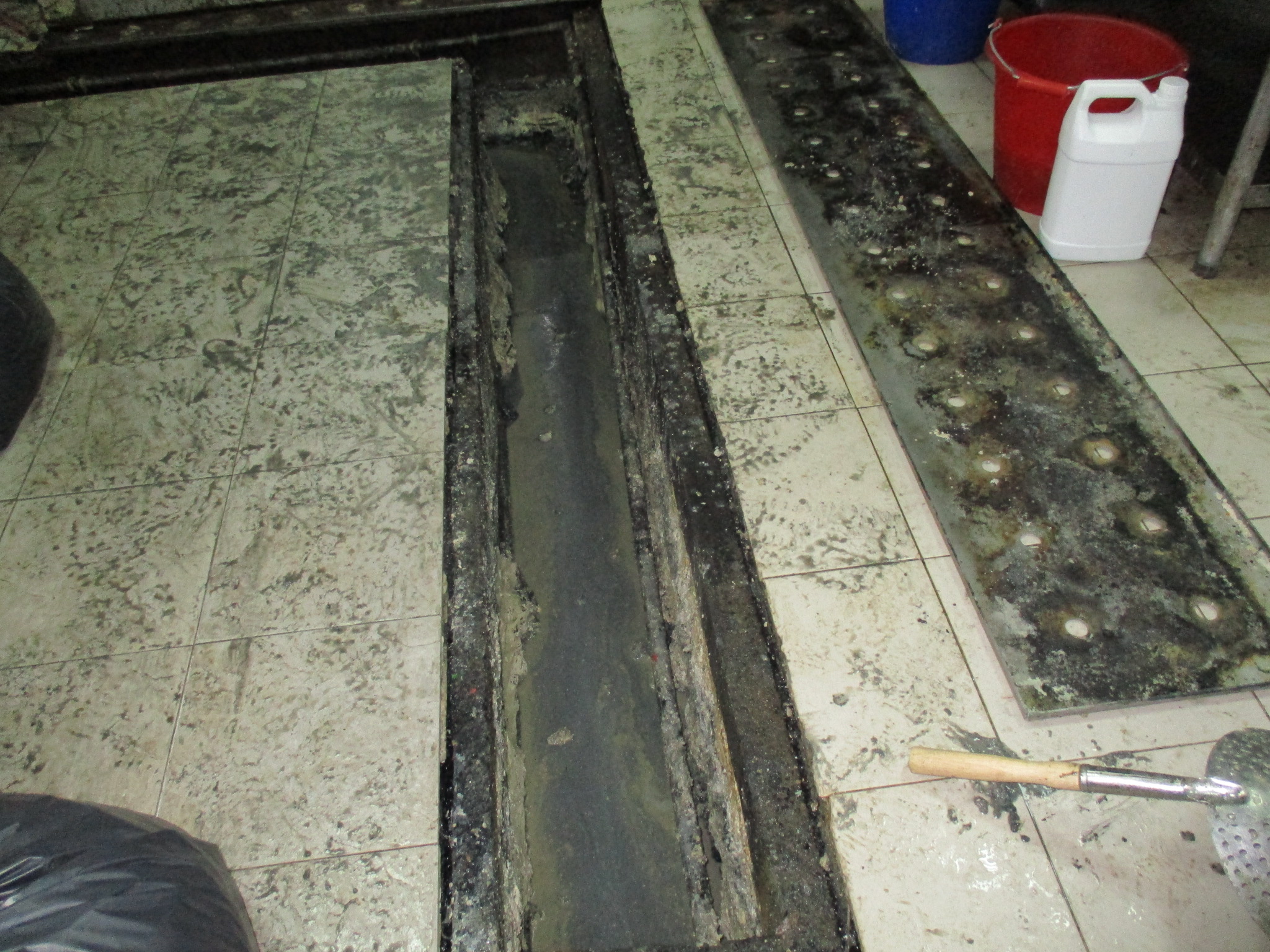 廚房地溝油清除前後