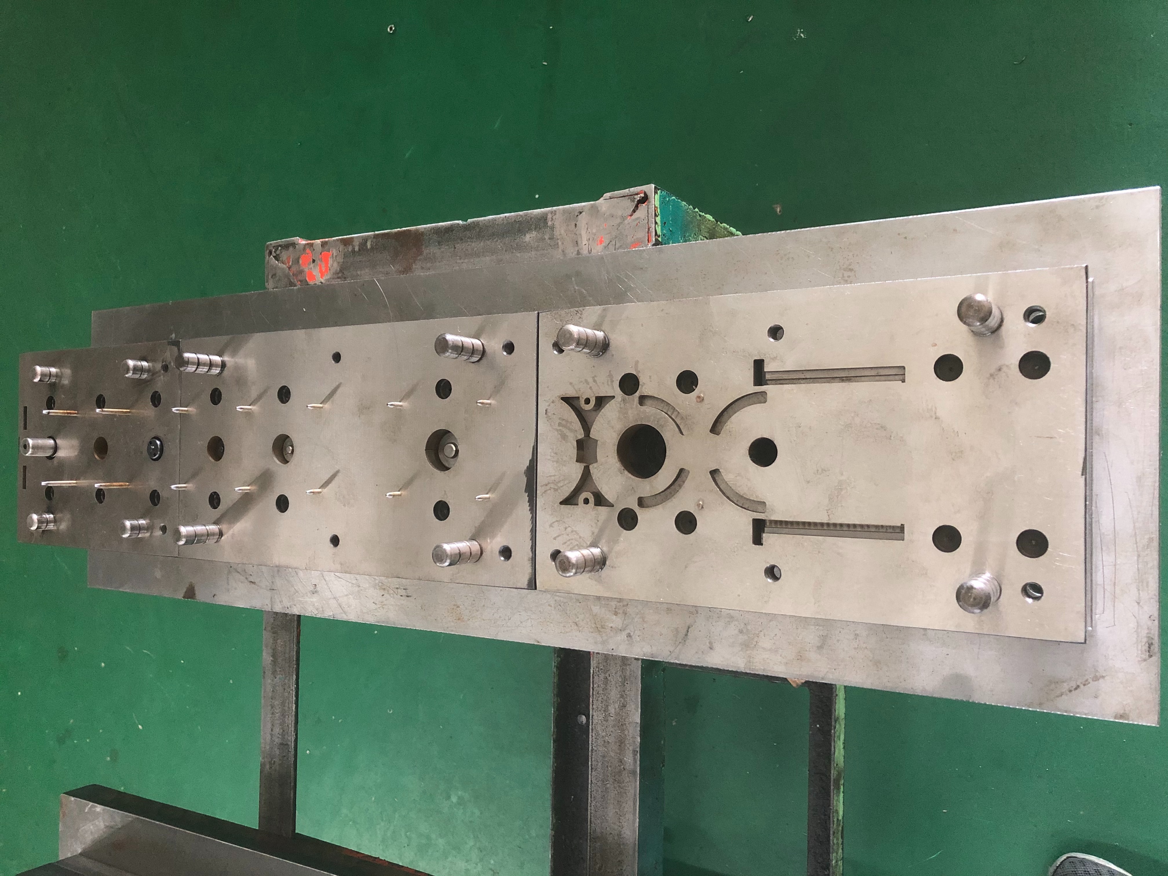 連續沖壓金屬模