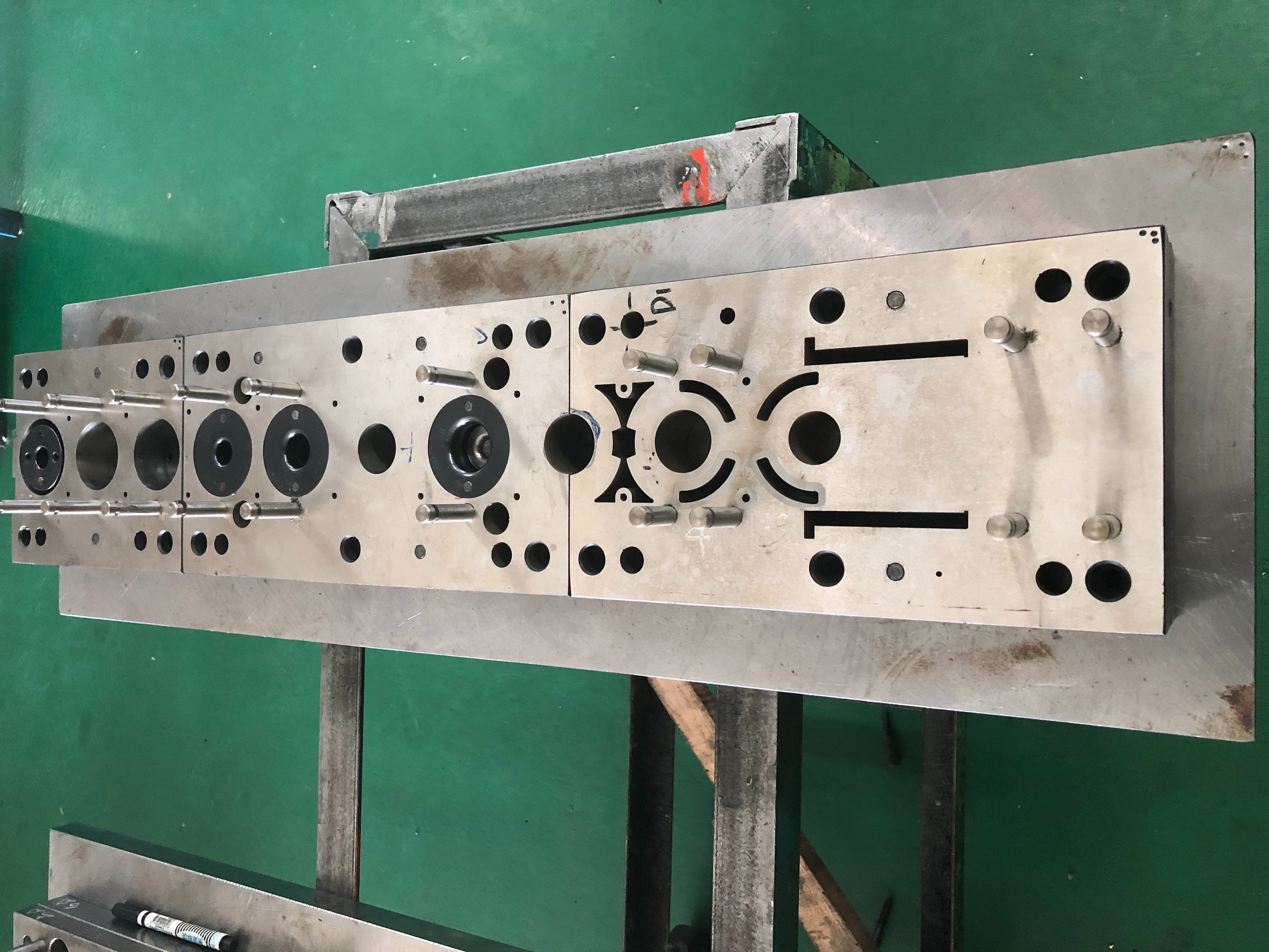 連續沖壓金屬模