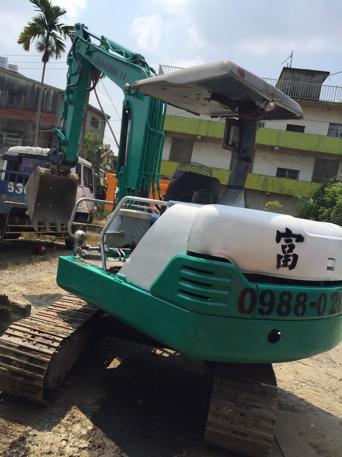 各式機械出租、大小挖土機、怪手破碎機、山貓鏟裝、鏟土機、掃路機、大貨車、六輪車