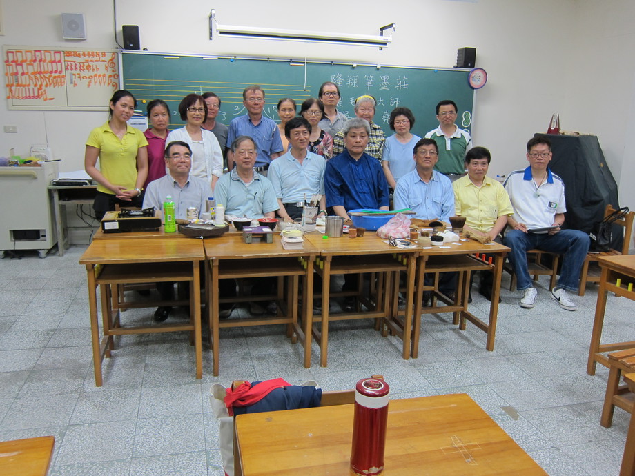 吳正堯師傅與謝慶興老師及學員們合照