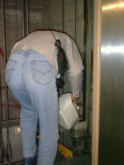 中部電梯保養維修-添加導軌油