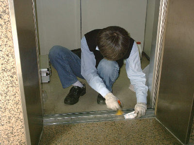 電梯保養維修-門溝清理