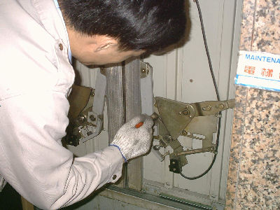 電梯保養維修-安全門扉點檢調整