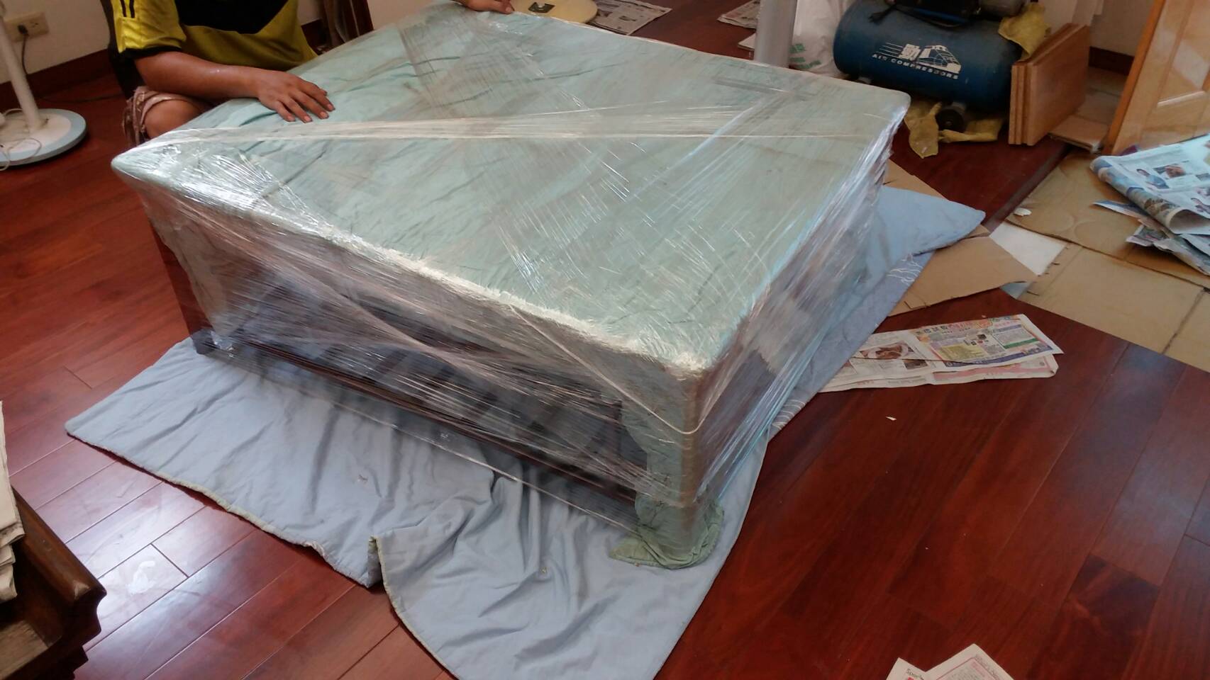 細心耐心一層層紮實包膜您的家俱-七巧搬家-清空-精緻搬家-專業搬運