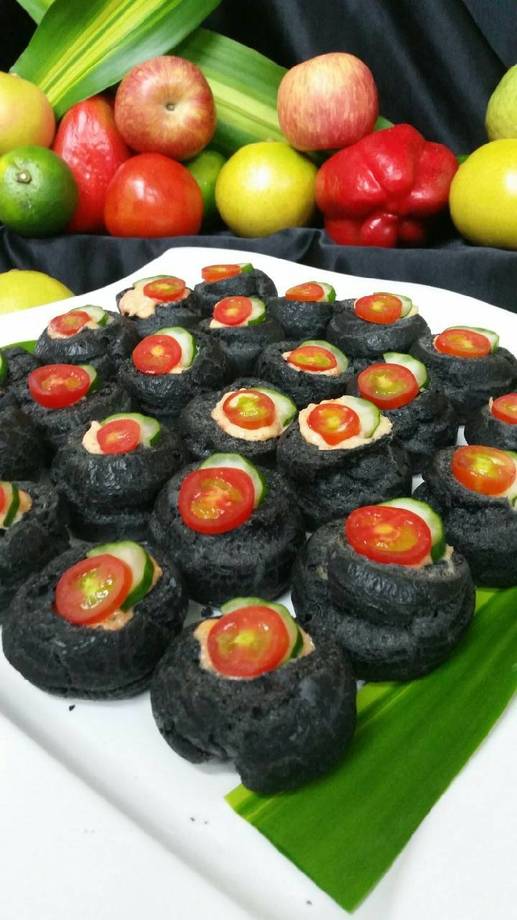 竹炭泡芙佐龍蝦醬