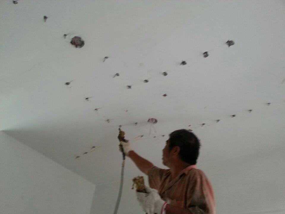 南科宿舍天花板實施高壓灌注