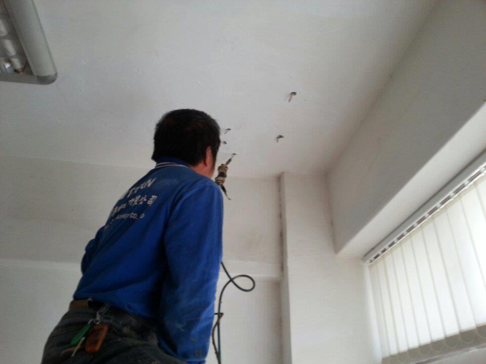 南科宿舍天花板實施高壓灌注
