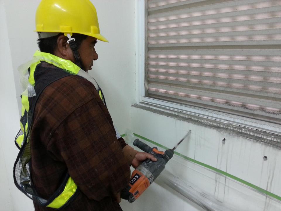 四樓電梯機房.窗框週邊施作高壓灌注止水防漏