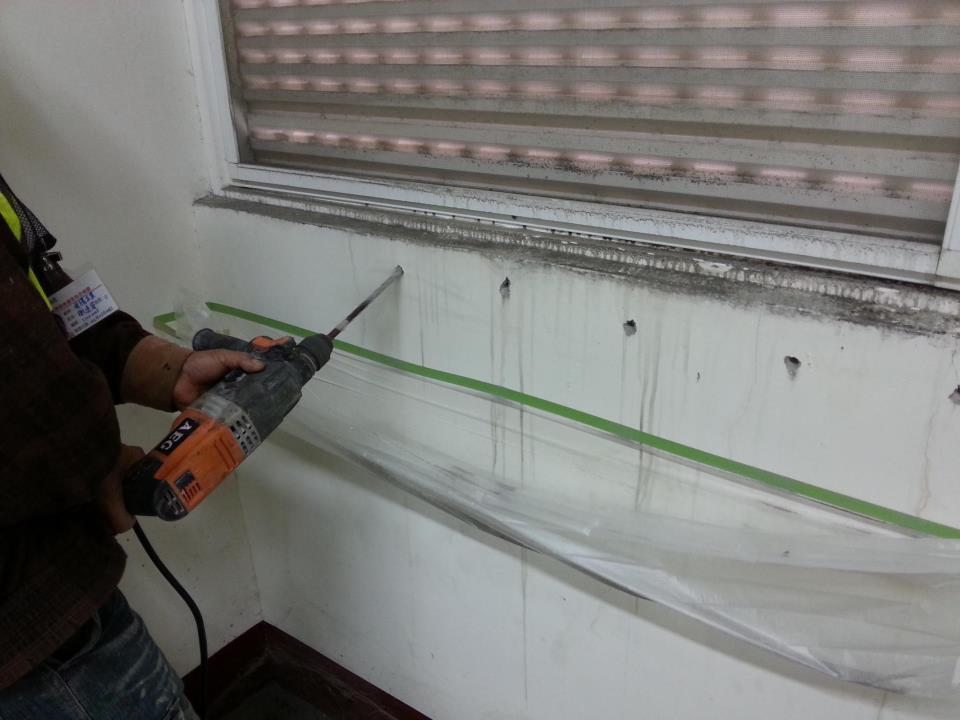 四樓電梯機房.窗框週邊施作高壓灌注止水防漏