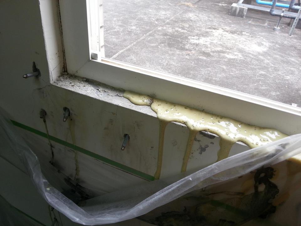 四樓電梯機房.窗框週邊施作高壓灌注止水防漏