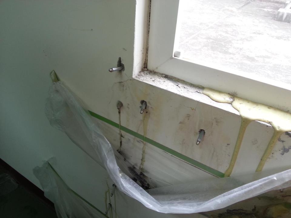 四樓電梯機房.窗框週邊施作高壓灌注止水防漏